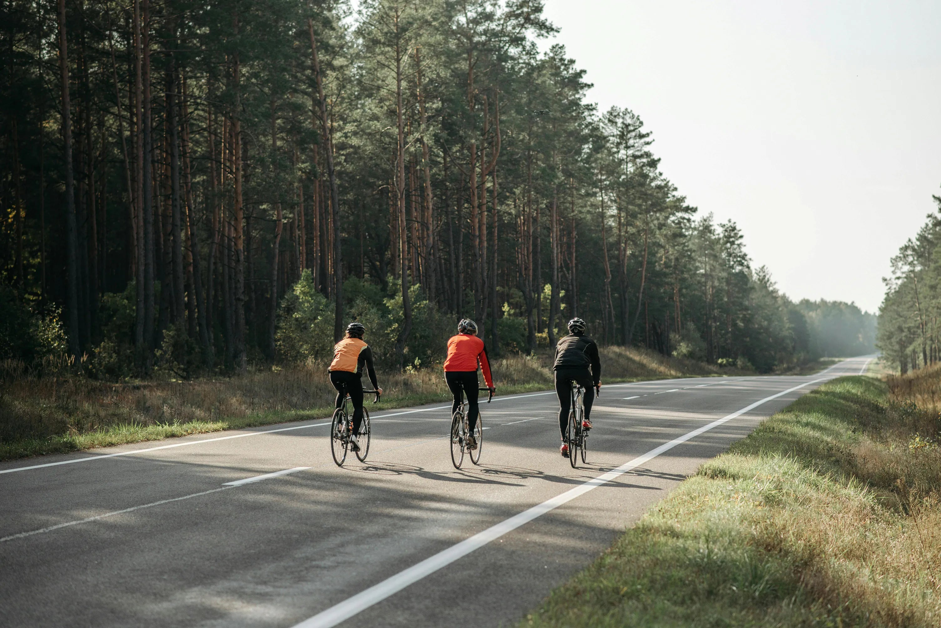 Groupe de personnes pratiquant du sport en plein air dans un parc urbain.