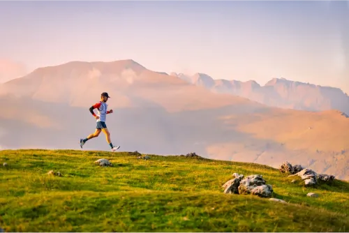 Coureur épuisé d’une course en montagne.